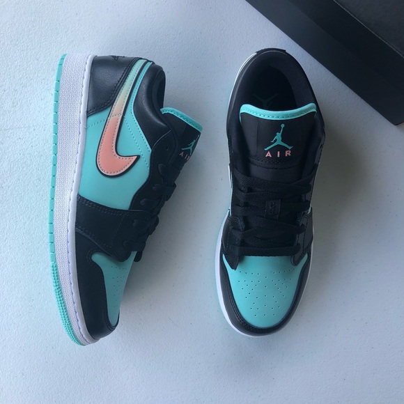 Air Jordan 1 Low SE (GS) - Picture 2 of 6